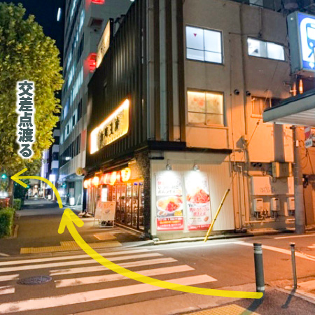 ②「大阪王将」さんを右手にまっすぐ進み、次の信号を「CAFE&BARマシュマロ」さんの方へ渡ったら、あとはこのページ「A1出口の道順①」と同様。